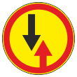 Дорожный знак 2.6 «Преимущество встречного движения» (временный) (металл 0,8 мм, II типоразмер: диаметр 700 мм, С/О пленка: тип А коммерческая)